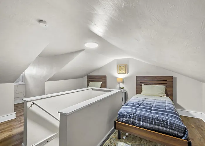 Bloomfield, Bright And Spacious Two Bedroom With Free Parking
