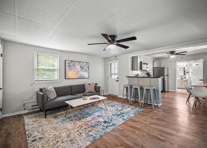 Bloomfield, Bright And Spacious Two Bedroom With Free Parking Apartment