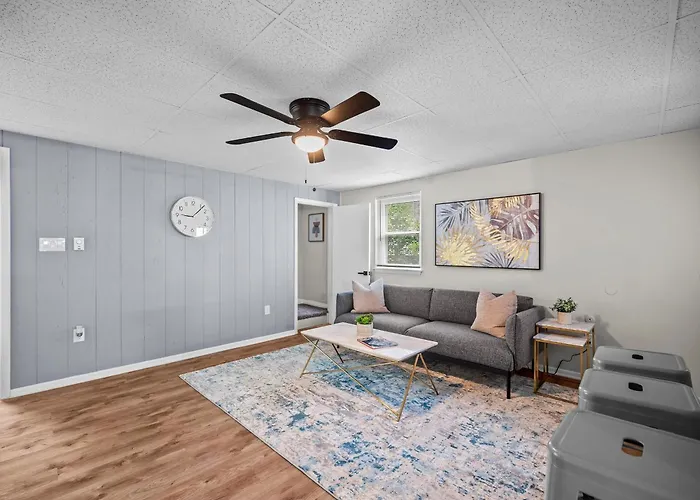 Bloomfield, Bright And Spacious Two Bedroom With Free Parking Apartment Pittsburgh