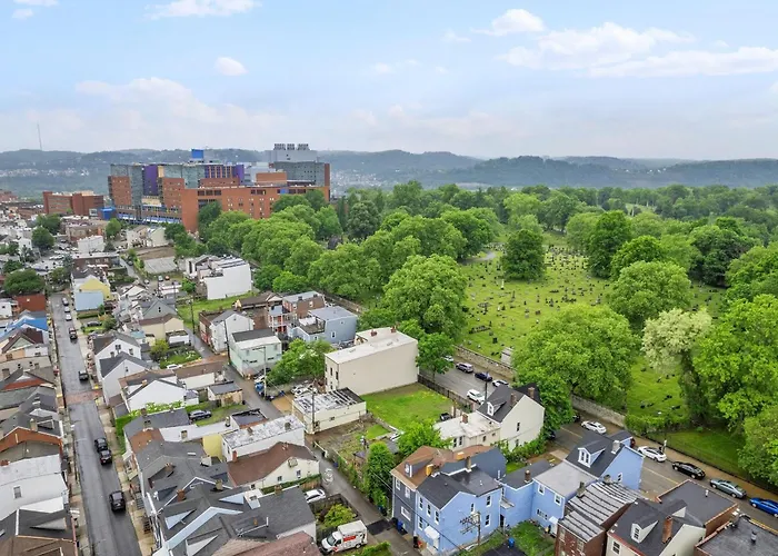 Apartment Bloomfield, Bright And Spacious Two Bedroom With Free Parking Pittsburgh