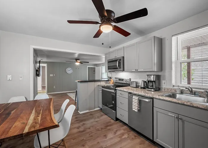 Bloomfield, Bright And Spacious Two Bedroom With Free Parking Apartment *