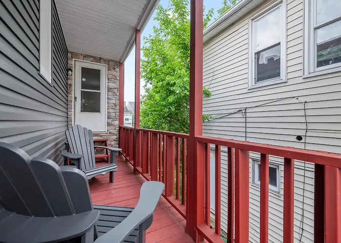 Bloomfield, Bright And Spacious Two Bedroom With Free Parking Apartment Pittsburgh