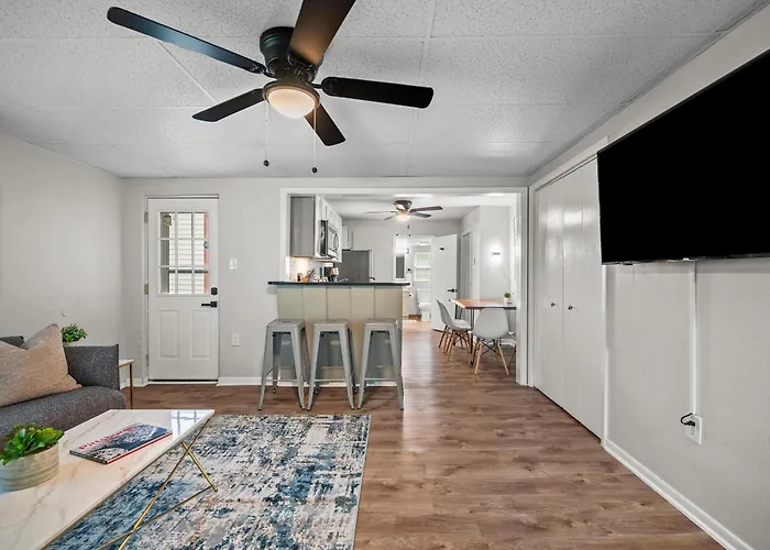 Bloomfield, Bright And Spacious Two Bedroom With Free Parking *