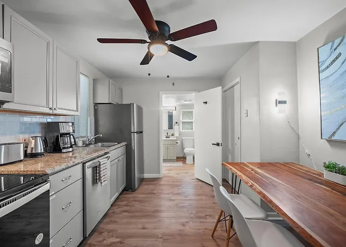 Bloomfield, Bright And Spacious Two Bedroom With Free Parking * Pittsburgh