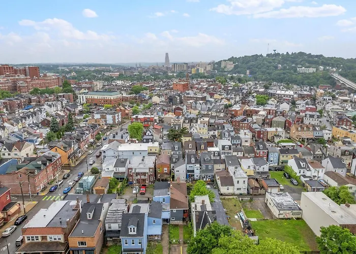 Bloomfield, Bright And Spacious Two Bedroom With Free Parking