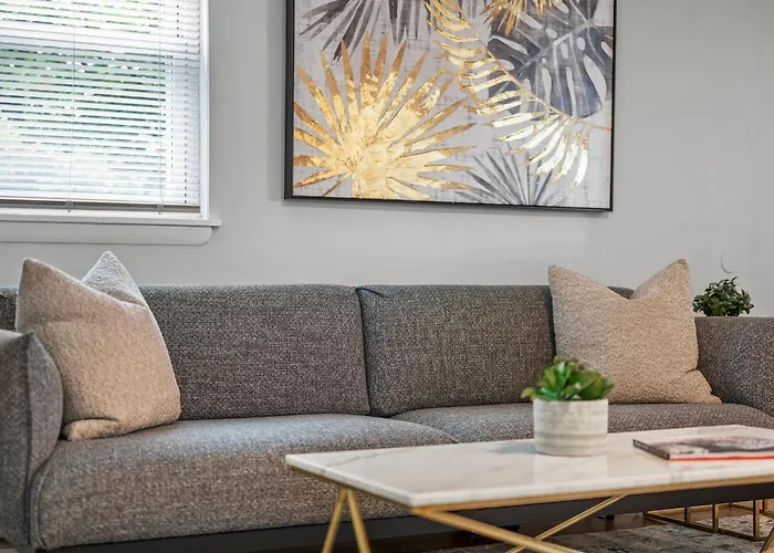 Apartment Bloomfield, Bright And Spacious Two Bedroom With Free Parking