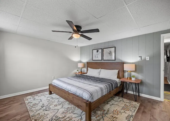Bloomfield, Bright And Spacious Two Bedroom With Free Parking Apartment *