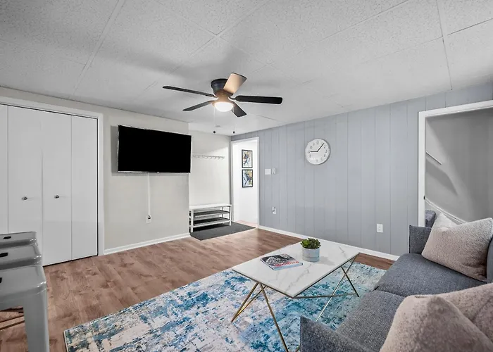 Bloomfield, Bright And Spacious Two Bedroom With Free Parking Apartment Pittsburgh