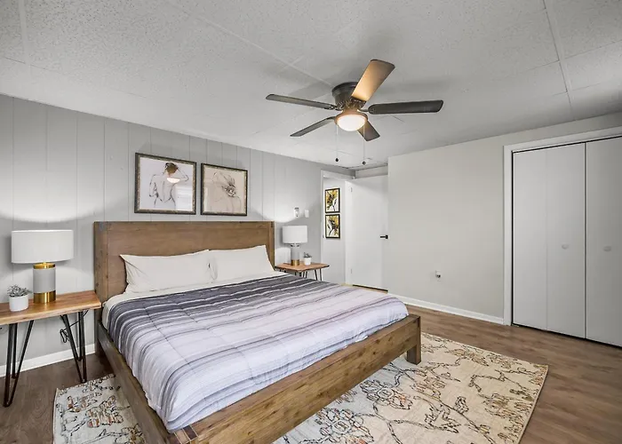 Apartment Bloomfield, Bright And Spacious Two Bedroom With Free Parking Pittsburgh