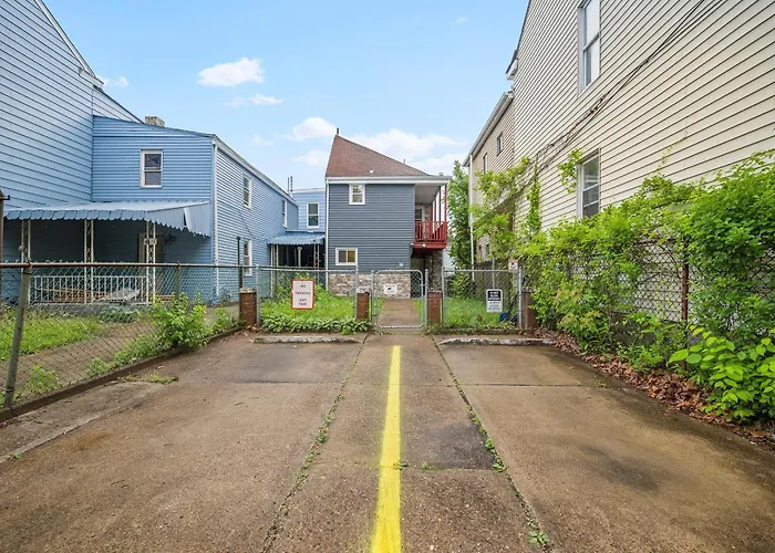 Bloomfield, Bright And Spacious Two Bedroom With Free Parking