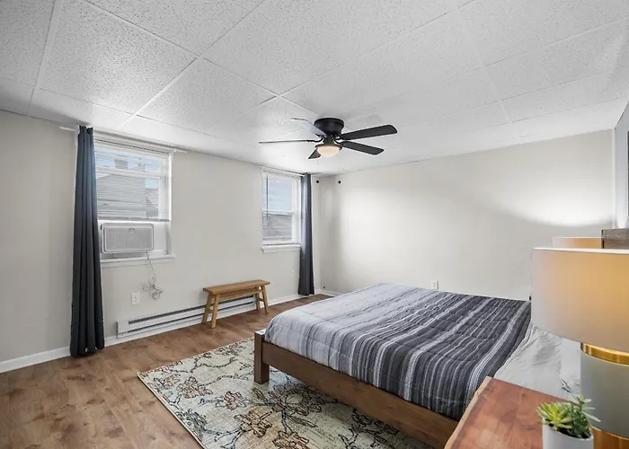 Bloomfield, Bright And Spacious Two Bedroom With Free Parking Apartment