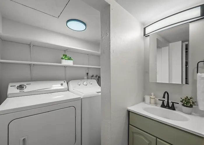Apartment Bloomfield, Bright And Spacious Two Bedroom With Free Parking