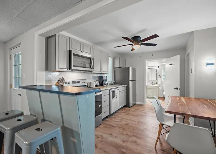 Apartment Bloomfield, Bright And Spacious Two Bedroom With Free Parking Pittsburgh