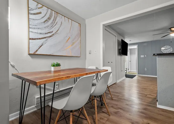 Bloomfield, Bright And Spacious Two Bedroom With Free Parking