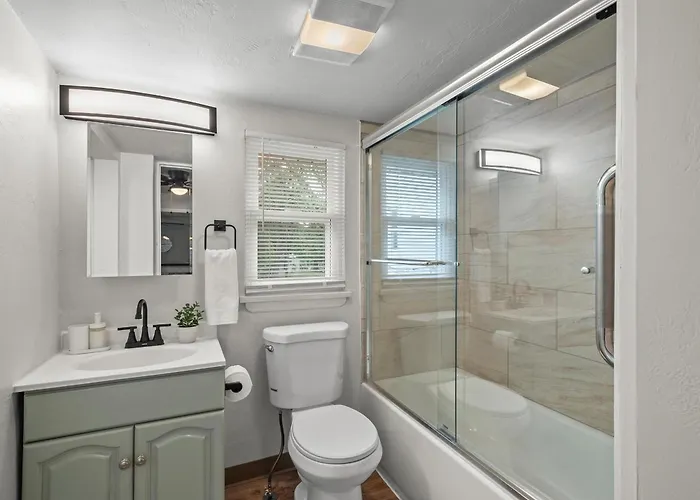 Apartment Bloomfield, Bright And Spacious Two Bedroom With Free Parking