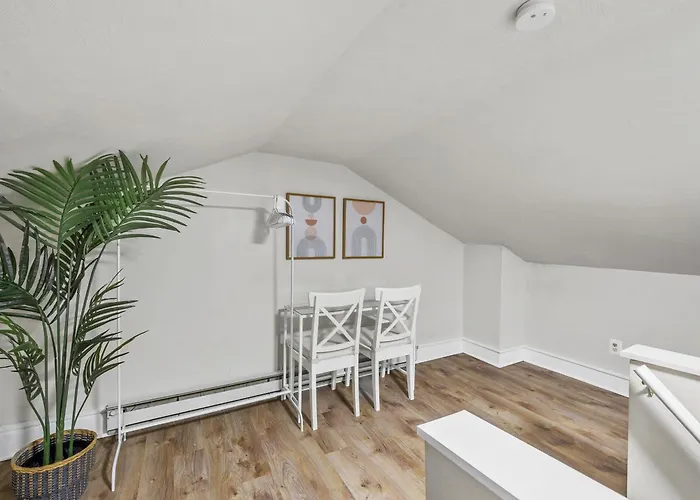 Bloomfield, Bright And Spacious Two Bedroom With Free Parking