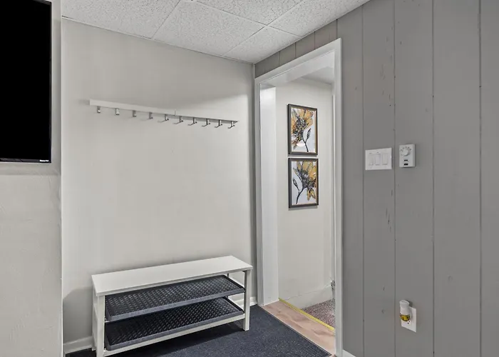 Apartment Bloomfield, Bright And Spacious Two Bedroom With Free Parking
