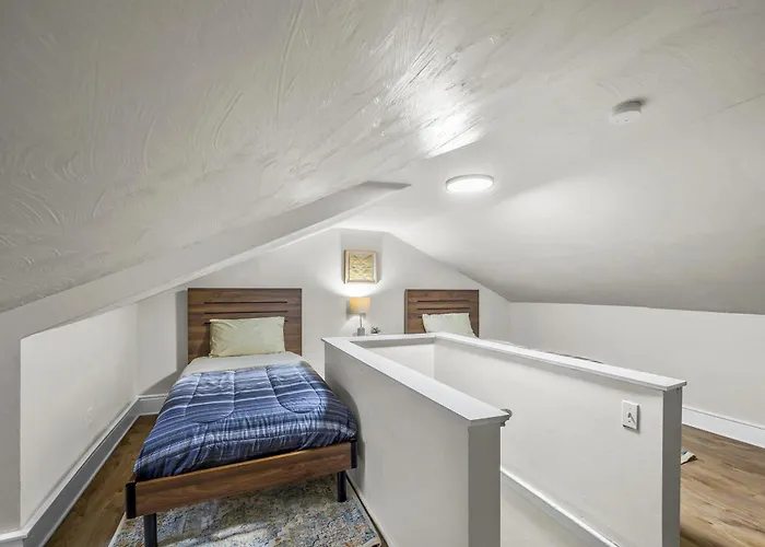 Bloomfield, Bright And Spacious Two Bedroom With Free Parking Apartment *